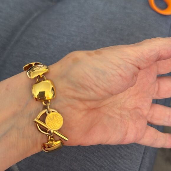 Anne Klein Signed Vintage Gold Tone Square Link Toggle Closure Bracelet. - Picture 2 of 6